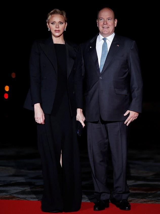 67岁布丽吉特穿高跟鞋还“亚洲蹲”？脖子皮松，脸被马克龙亲变形