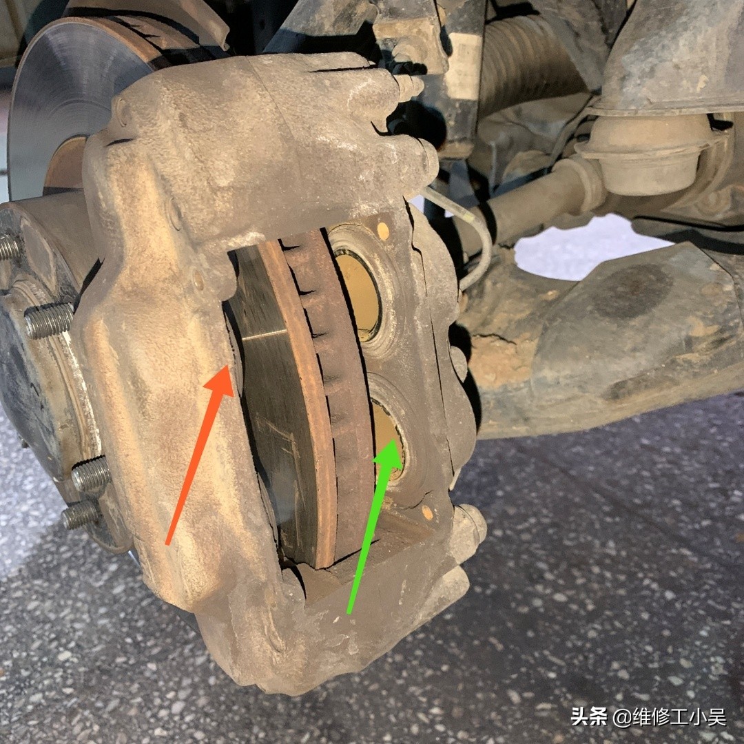 丰田霸道后刹车片异常磨损,霸道刹车片更换教程