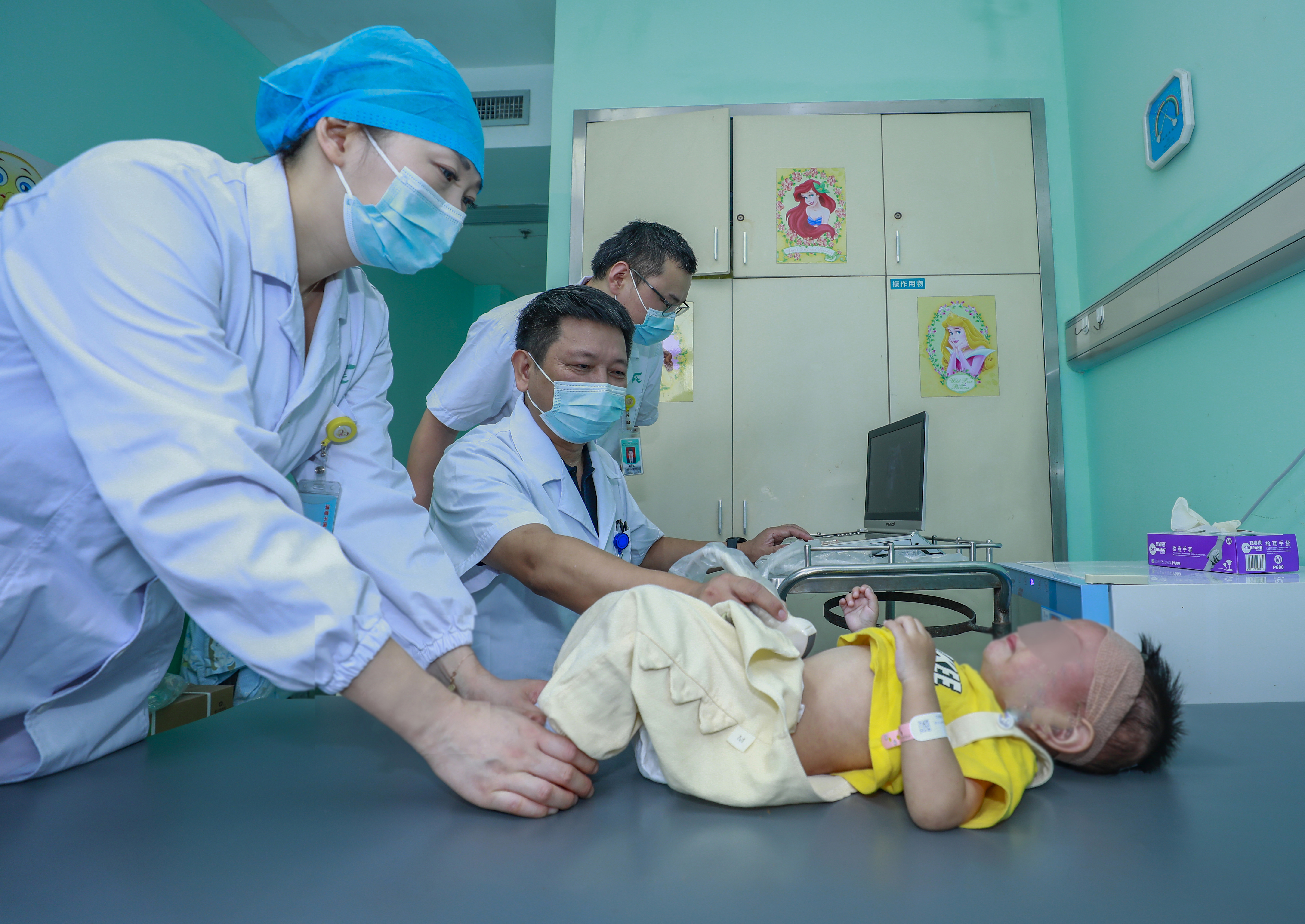 肠管竟从肛门里拉出！医生用水灌肠技术轻松捋顺肠管孩子不吃射线