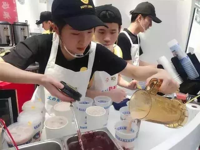 让人眼前一亮的茶饮店,为什么一个茶饮品牌可以一夜走红