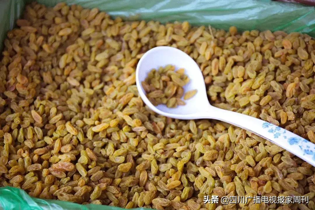 葡萄干直接吃还是泡水喝,葡萄干泡水喝能治病吗