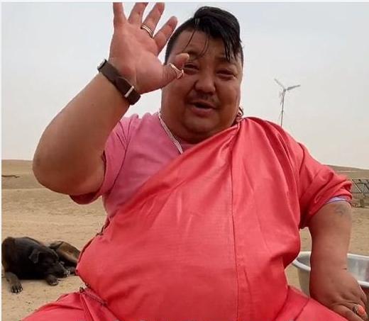 内蒙古壮汉120公斤,一年胖10斤27岁小伙靠吃月入过万