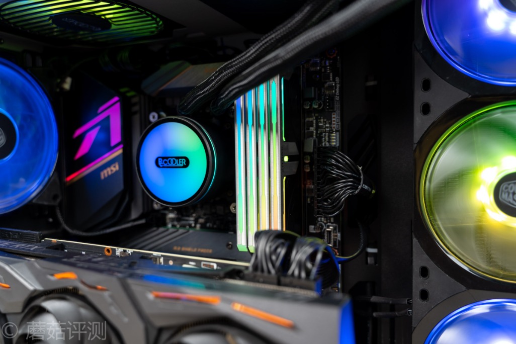 颜值和性能都很能打、扎达克SPARK台式机内存条评测