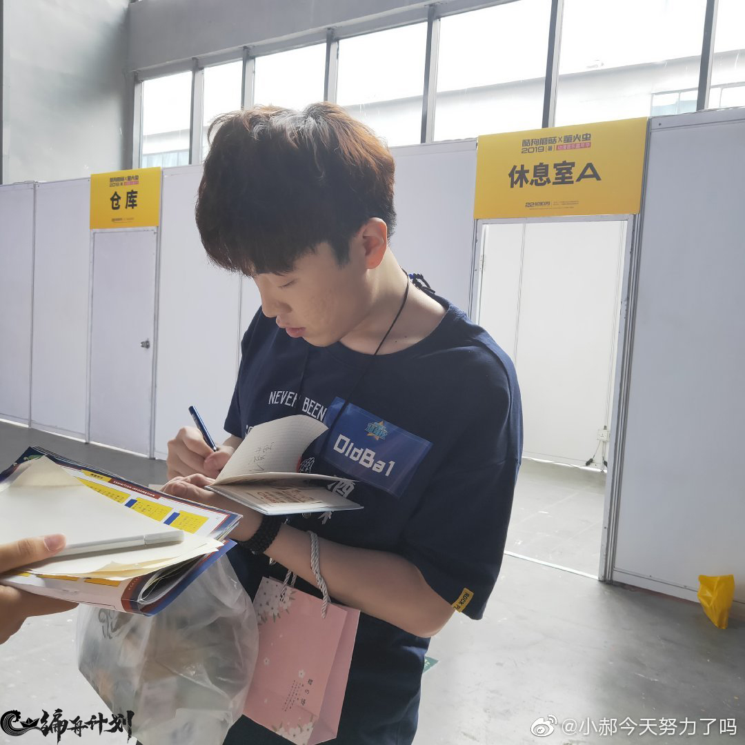 游戏直播真人出镜戴面具,游戏主播背后真实的样子