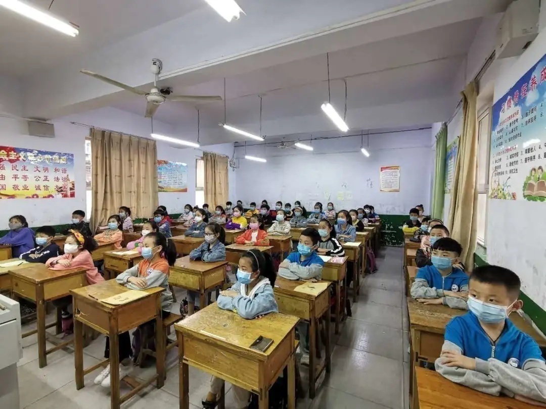 雪峰小学开学第一天的视频,桃源小学开学第一天