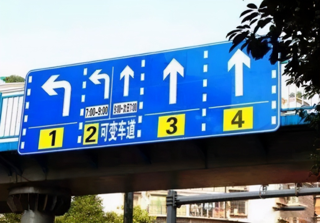 中间是虚线纵向减速标线可变道吗,车道纵向减速标线可以变道吗