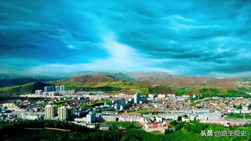 马步芳盗挖青海都兰古墓，派1个工兵营进驻，拿走金银器留下丝绸