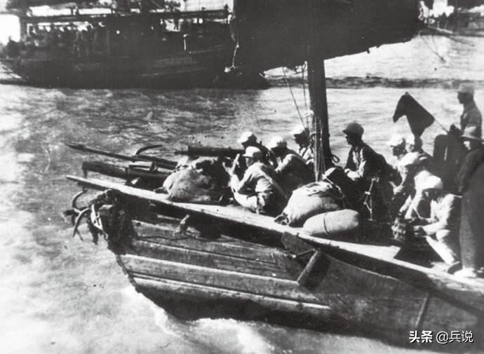 王近山抱着娃娃打仗，部属批评搞特殊待遇，*伯承刘**：写检讨