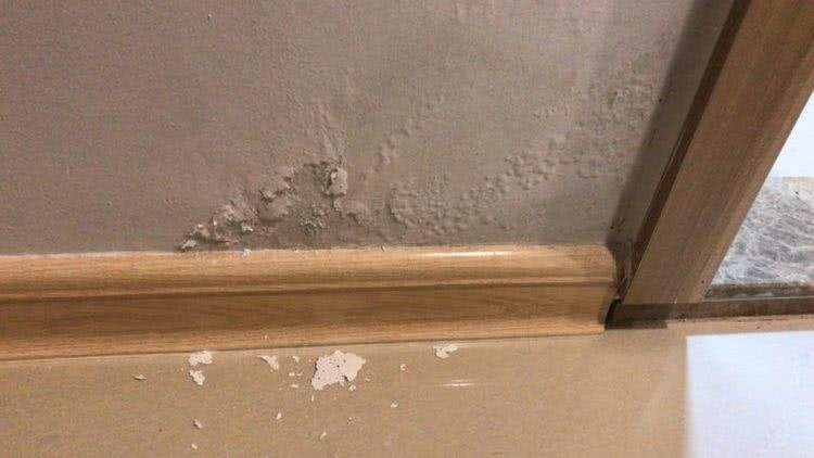 墙面修补膏修小裂缝,墙面破损修补要用石膏吗