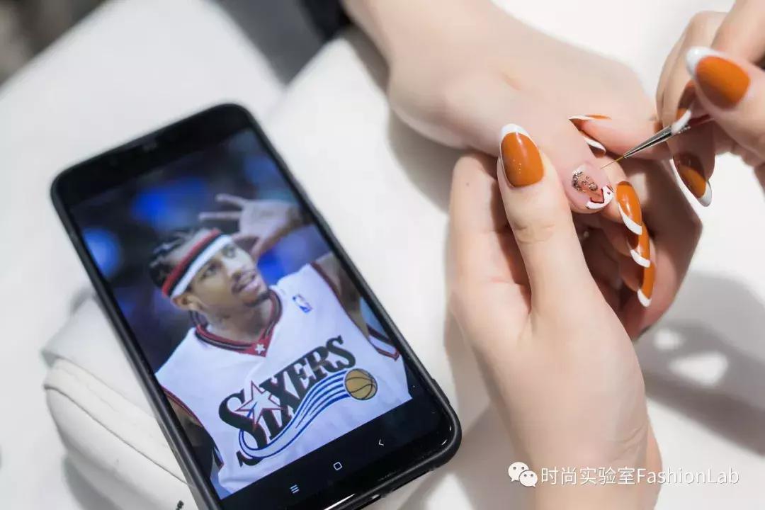 我应该给这些被骗来做美甲的男生道个歉