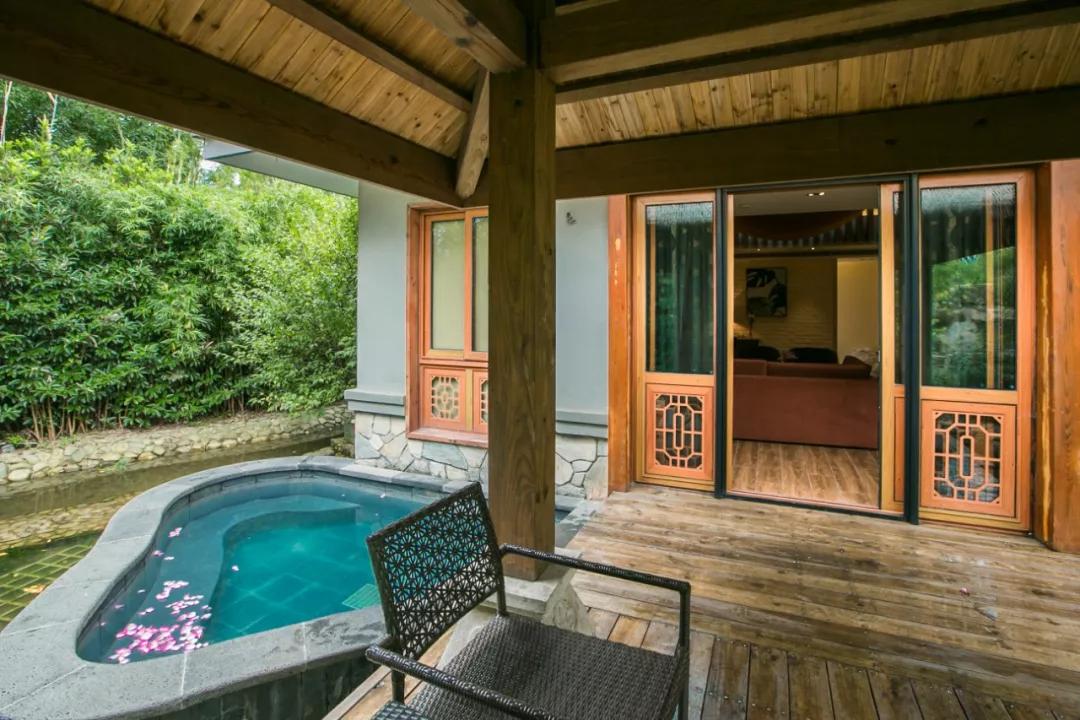 露天温泉小院精品,一房一厅庭院私家温泉