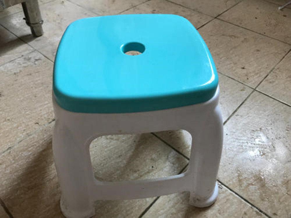 冷知识教室椅子的小孔,为什么塑料凳子中间有个小孔