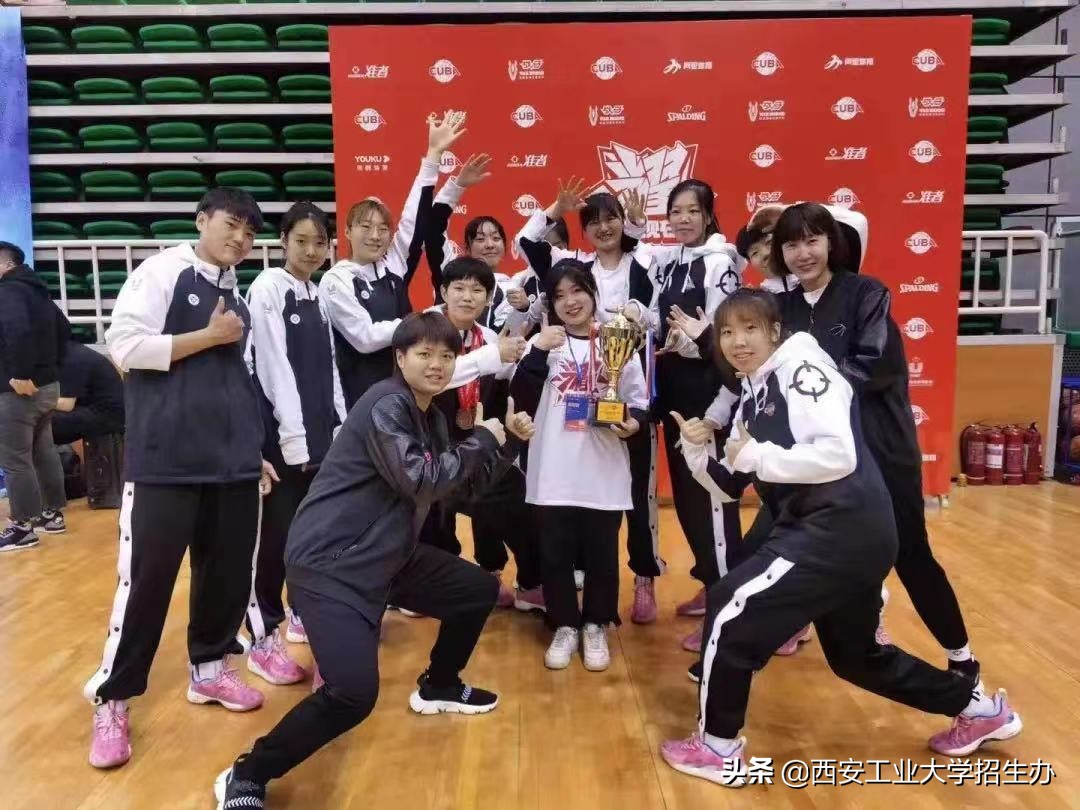 大比分落后，主力崴脚下场！西安工大女篮强势逆袭，战胜对手