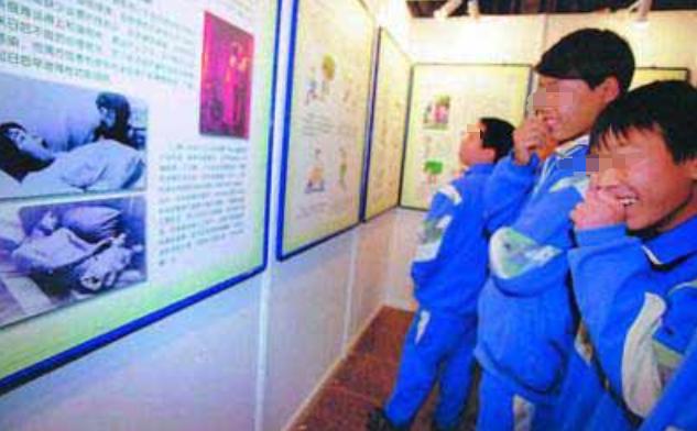 “关注我,给你看我妈洗澡”,学生为出名*拍偷**妈妈:性无知真可怕