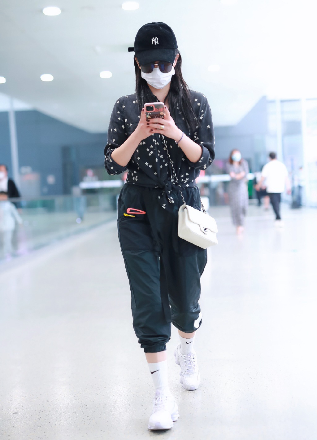 阚清子牛仔短上衣怎么搭配裤子,阚清子穿搭复古风