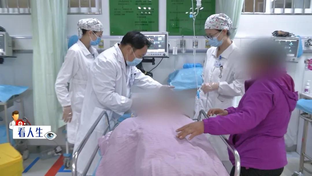 地动山摇中,她不幸从高处摔下头部受伤昏迷,危急时刻,她能转危为安吗?