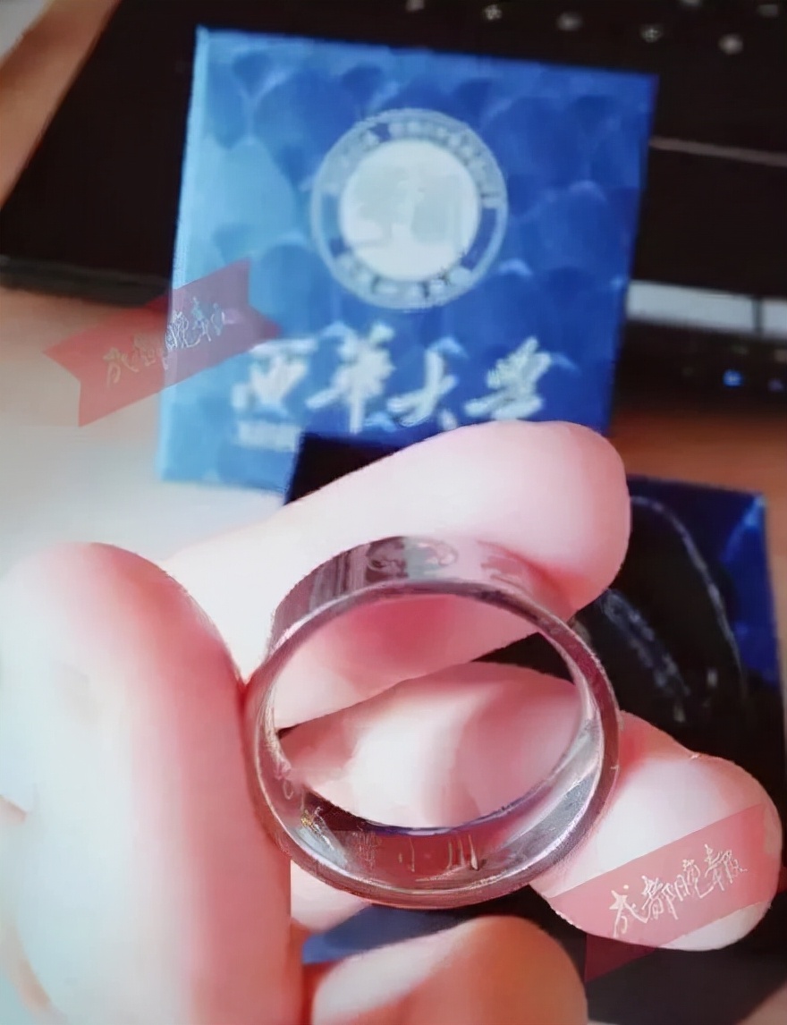 成都一大学换新头像！网友：还是你会玩....