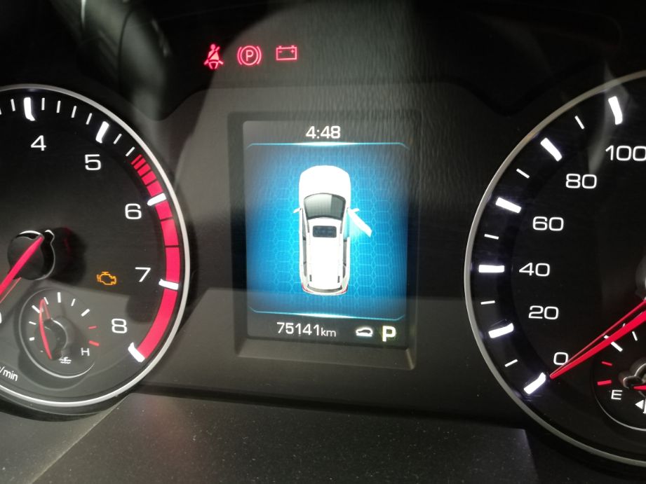 红色机油灯亮了怎么处理,刚换完机油机油灯闪烁怎么回事