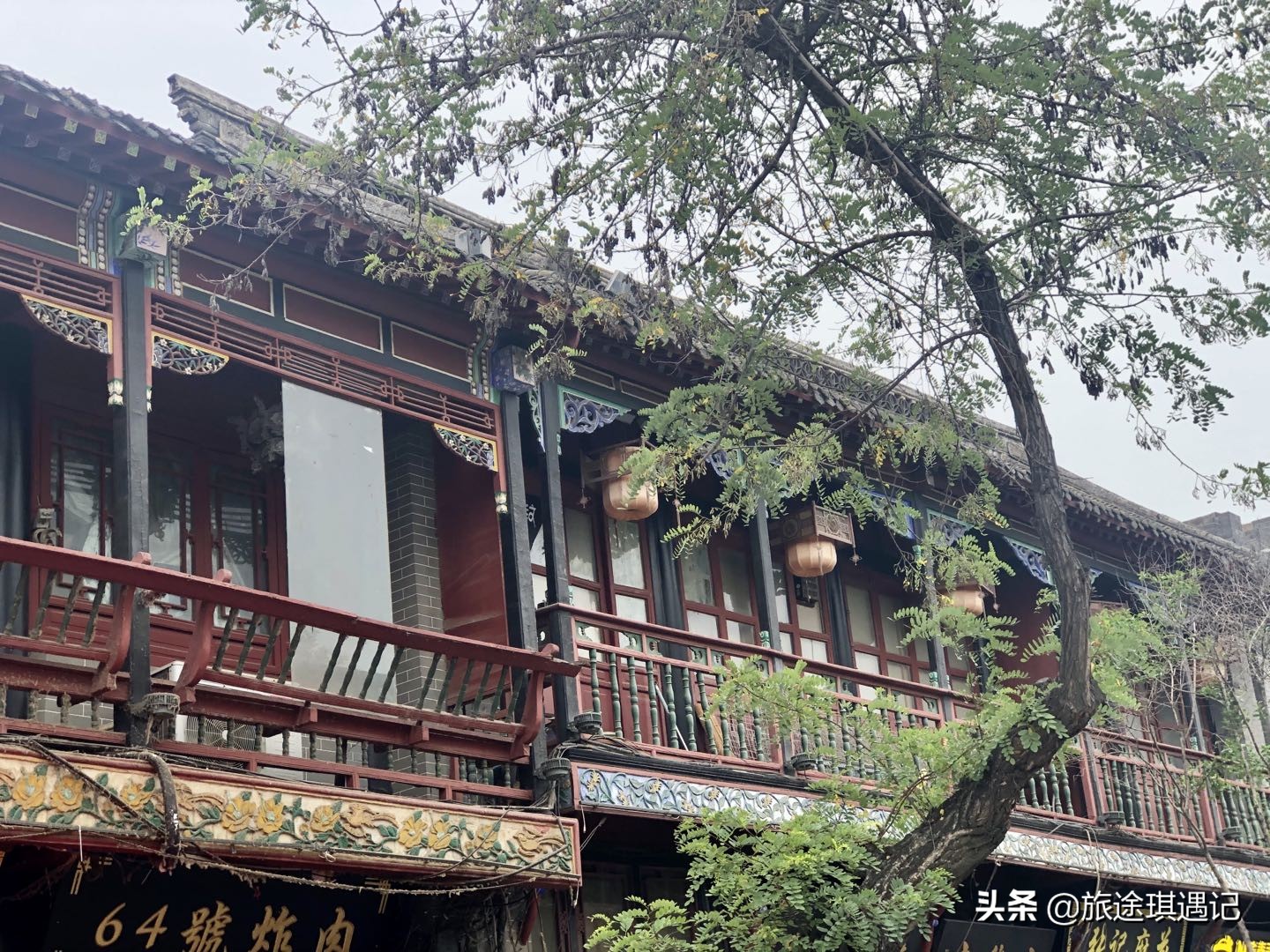 开封真正的千年老街，随着商业化入侵，老书店能否战胜铁板鱿鱼？