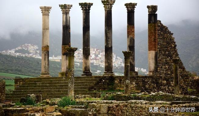 游人旅行摩洛哥可饮薄荷茶，享受沙漠风情，更有众多名胜古迹
