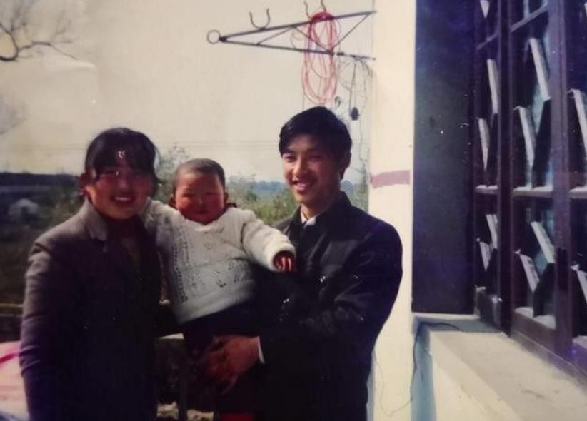 湖北夫妻扛煤气罐供弃婴读博士，24年后亲生父母拿50万上门认亲