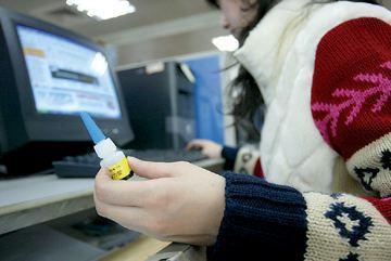 误把胶水滴进眼睛会怎样,胶水滴进眼睛怎么治疗