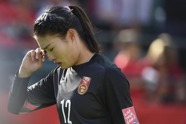 美女门神遗憾落选世界杯，曾因不满主帅突然退役，三次留洋成典范
