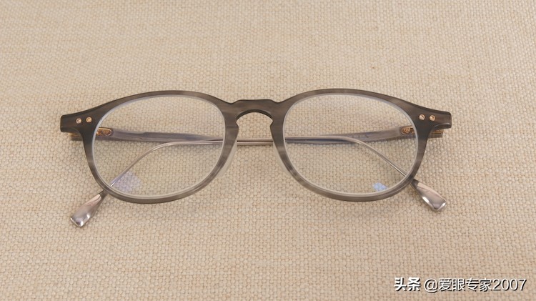 板材眼镜鼻托掉了怎么配,板材眼镜鼻托如何卸下来