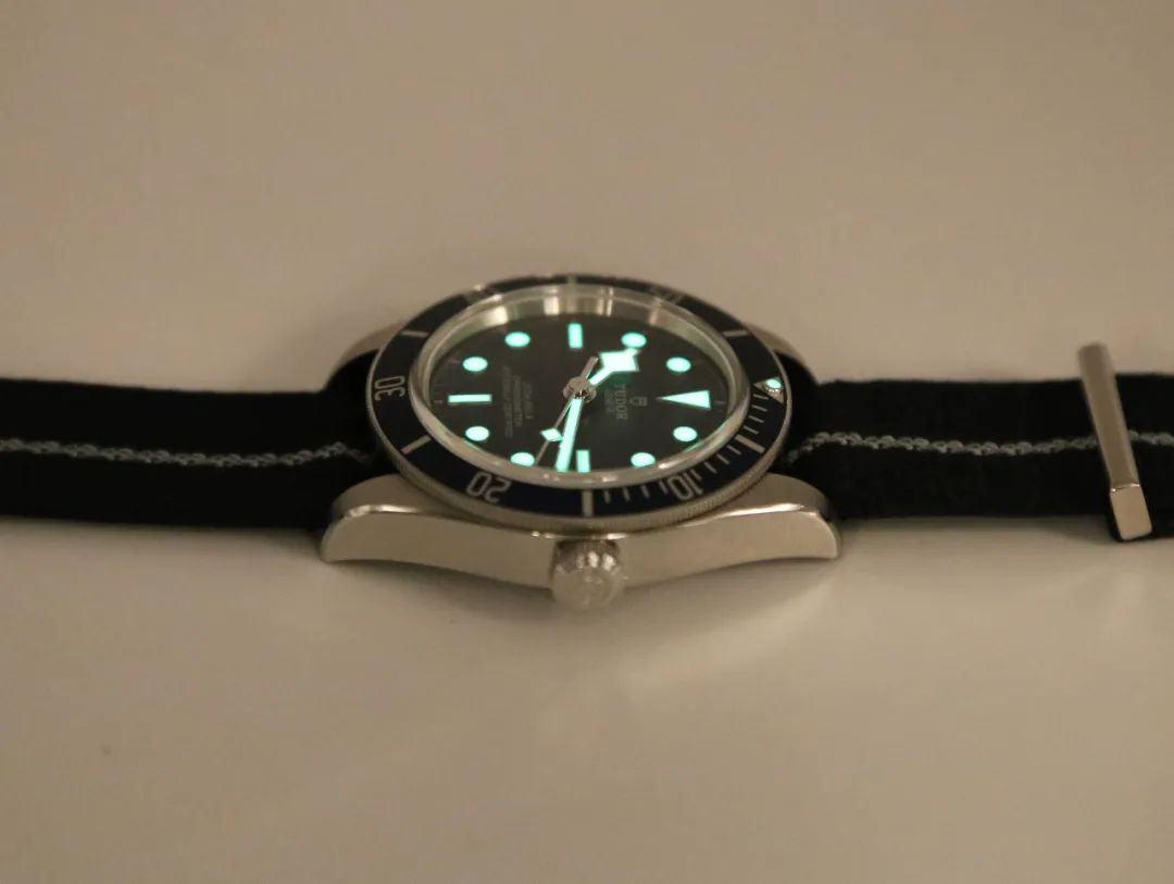 帝舵25407和25600,帝舵风尚黑盘和蓝盘该怎么选