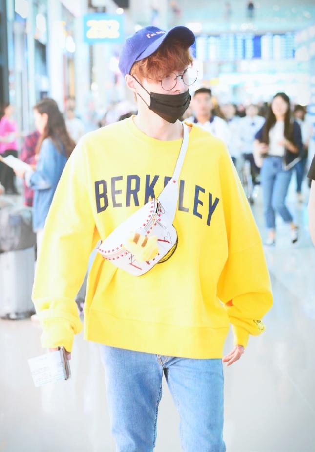 张艺兴从韩国回中国,变身新鲜“柠檬兴”,包上的“胖蜜蜂”抢镜