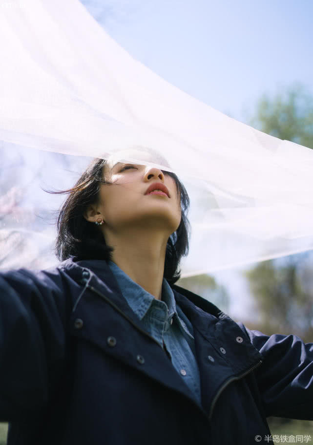 港风美人的在樱花树下的邂逅,感受春天情绪的蔓延