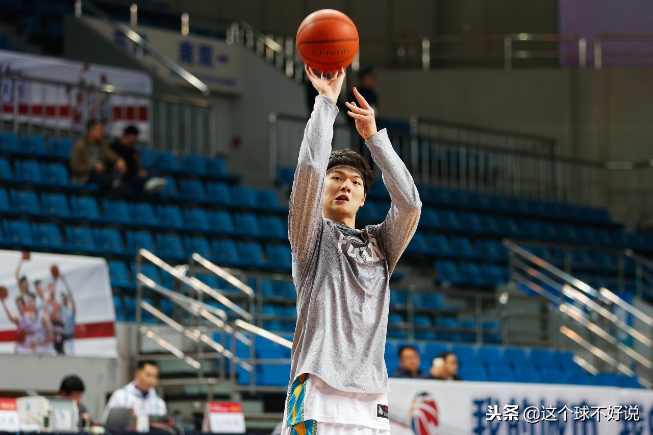 王哲林真正的超级中锋,王哲林为什么打球那么软