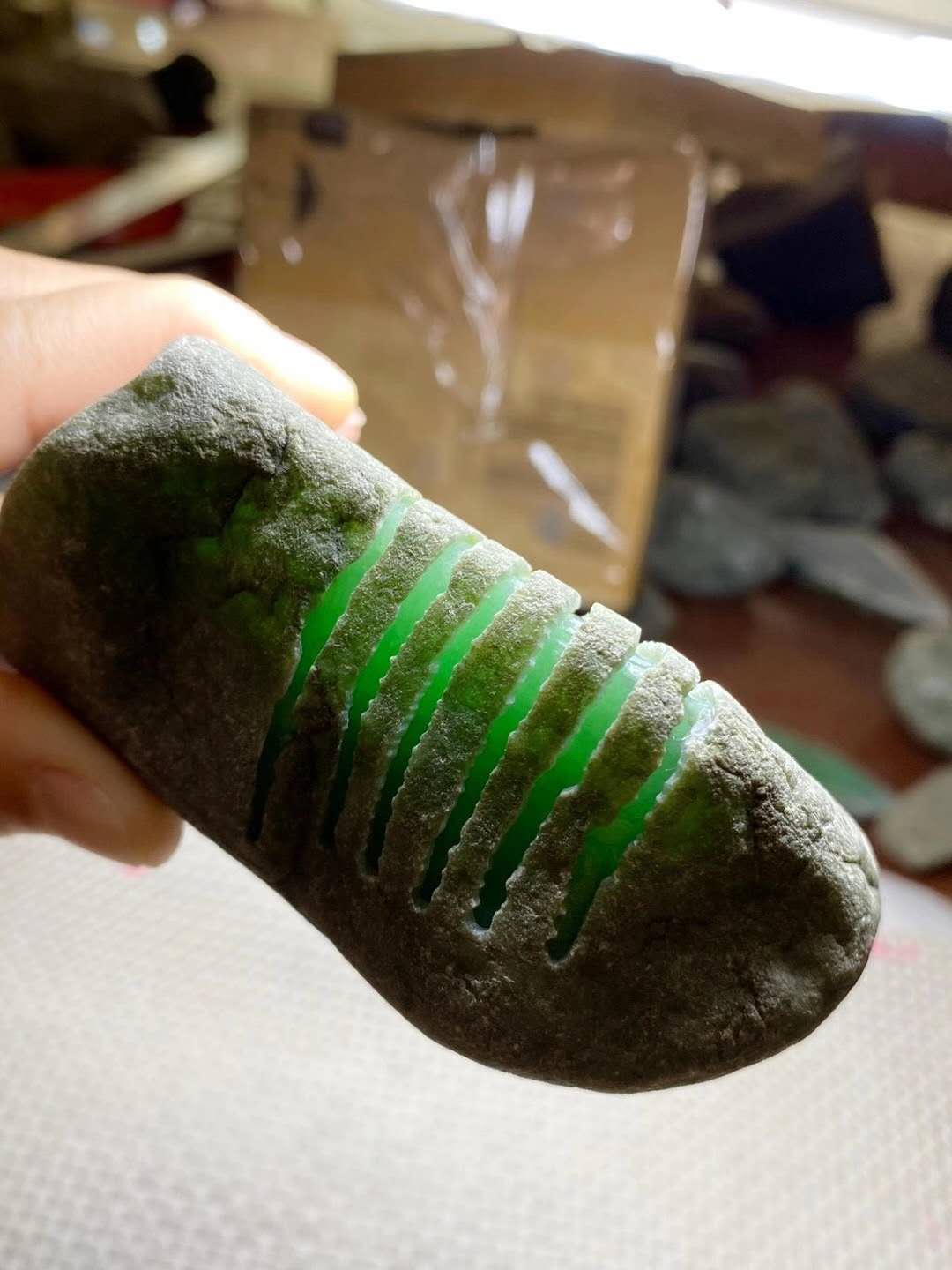 赌石中的原石一般在哪里,赌石开窗料视频讲解