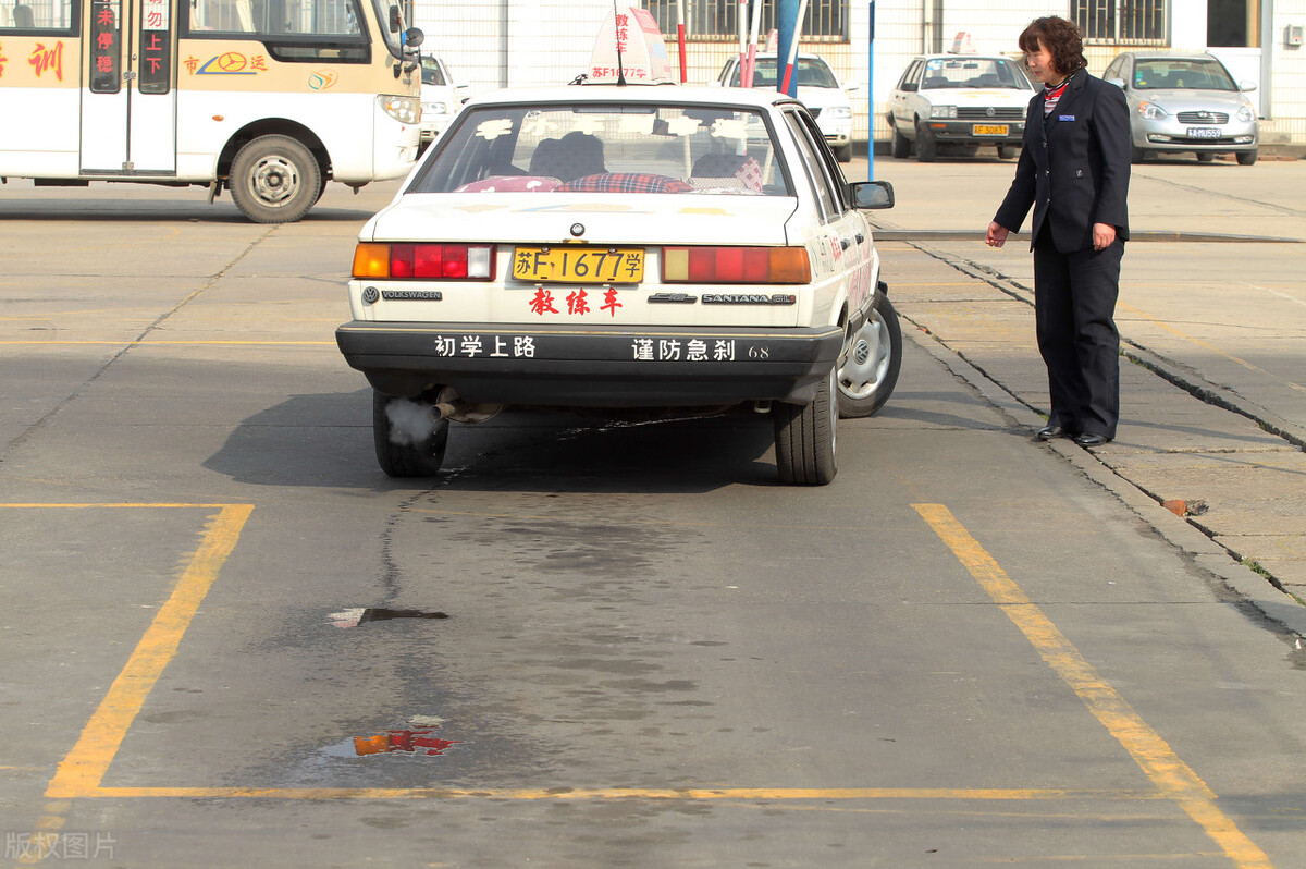 科目二倒车入库出库时车身停不正,倒车入库一把入库考试全过程讲解