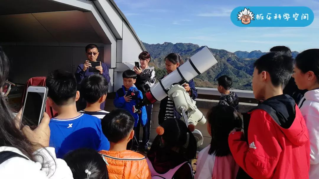 一群博士硕士,动不动“鬼混”到半夜,却干成了件人人称赞的事