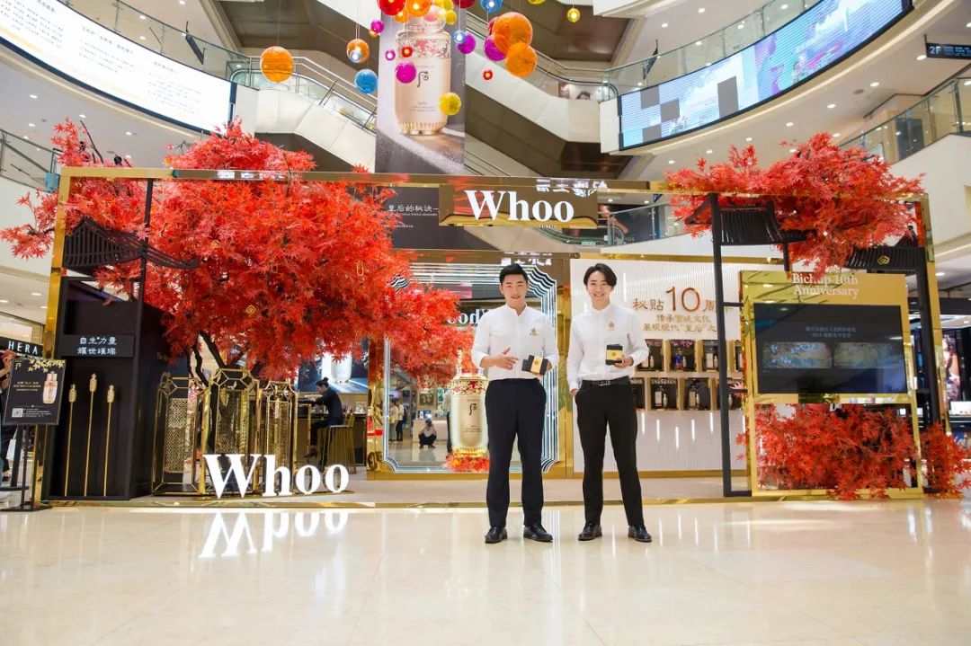 咦？武广惊现韩国宫廷秋日胜景，红枫环绕还有男模驻场