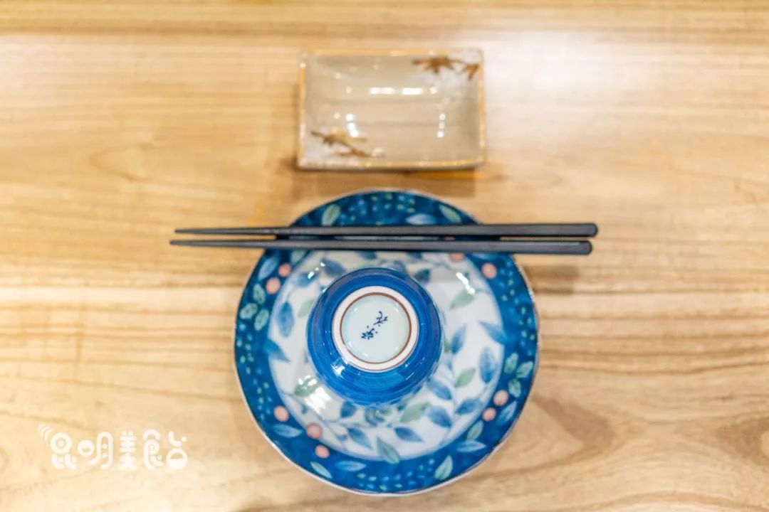 在昆明，第一次见200斤的大鱼，蘸着芥末生吃超爽