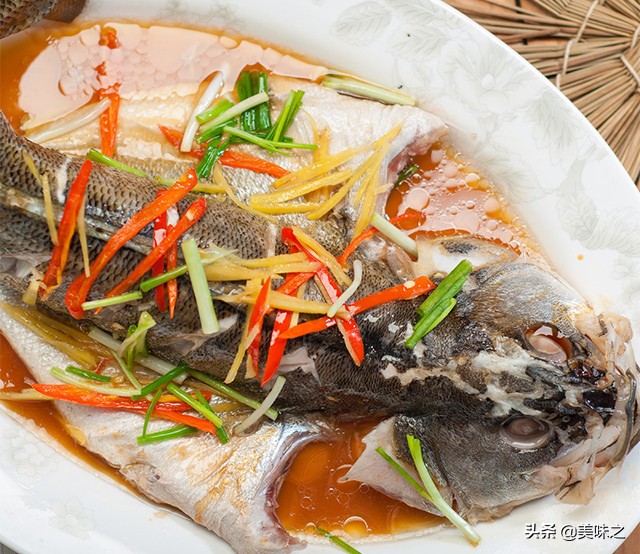 鲈鱼最好吃的做法清蒸鲈鱼,清蒸鲈鱼的做法简单易学味道鲜美