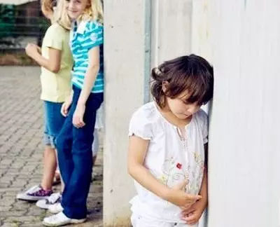 孩子性格内向如何正确引导,对孩子太严厉导致孩子性格内向