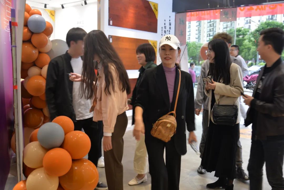 这里聚集了众多好色之徒，他们皆为美色而来