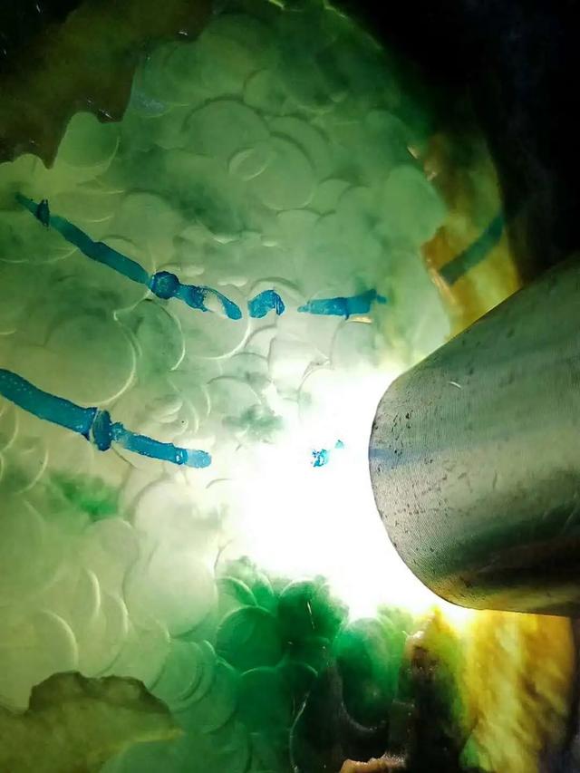 4800元翡翠原石切出5条果绿手镯,十年难得一见的翡翠原石