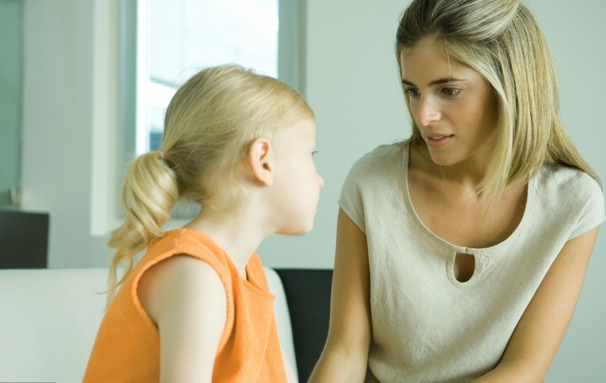 10岁女孩因好奇给*体下**塞东西,妈妈发现后赶紧送医院