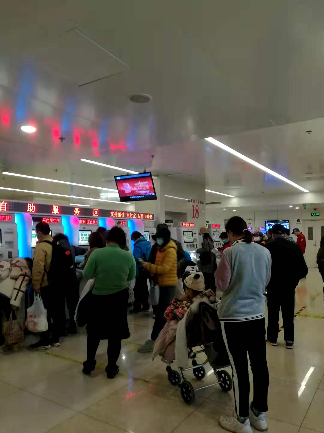 看病有多难,看看门诊大厅的人流,头就大