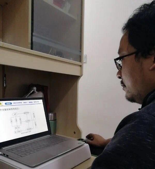 华侨城中学线上*党**旗红，*党**员示范当先锋