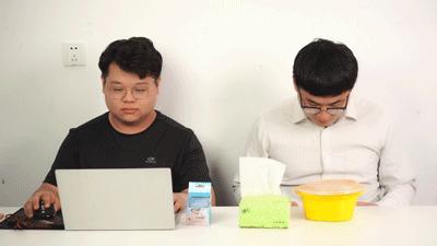 衣服被油渍弄脏了可以用什么弄掉,白t恤发黄油渍怎么洗才能洗白