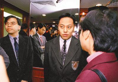 14岁辍学27岁身家过10亿的神童，玩转港圈美人，47岁破产猝死