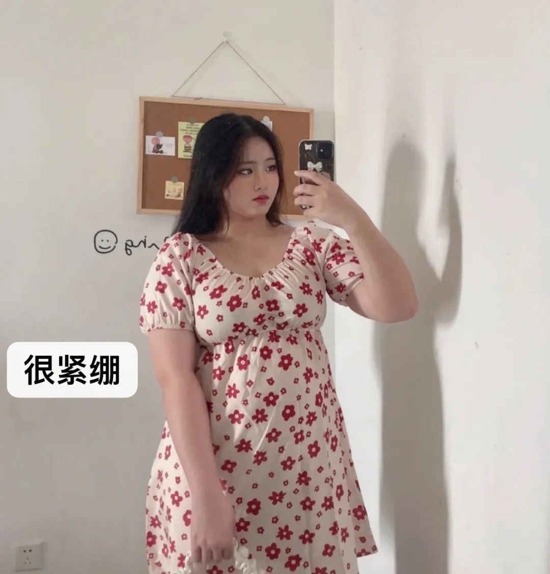 胸大和胸小穿衣对比哪个年轻,同一件衣服胸大和胸小同时穿对比