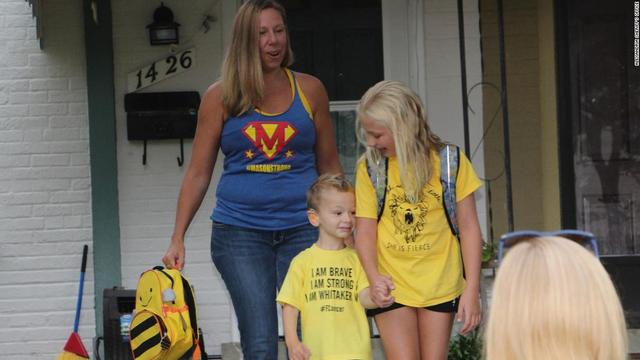 美国网友给4岁患癌男孩凑礼物：街上停满他最爱的“大黄蜂”