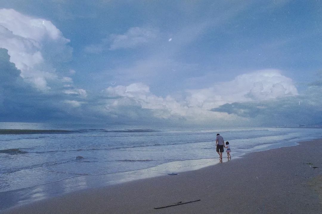 20岁女孩向大叔告白,小女孩对父母的深情告白30秒