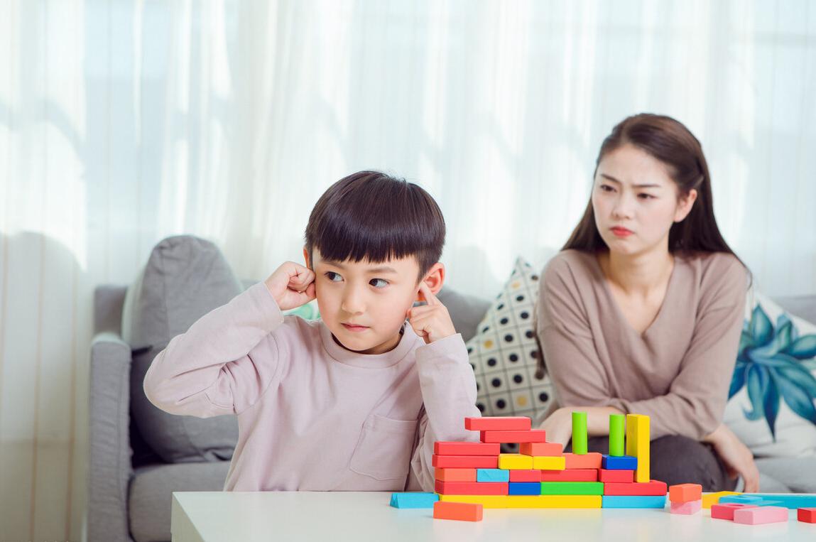 你怕生俩儿子养不起，其实头胎是女儿的妈妈更害怕生二胎